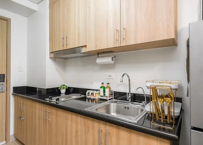 2 Side-by-side P00l Front Condos, 6 Beds, 2 Cr, 2 Kitchen At Moa Manila